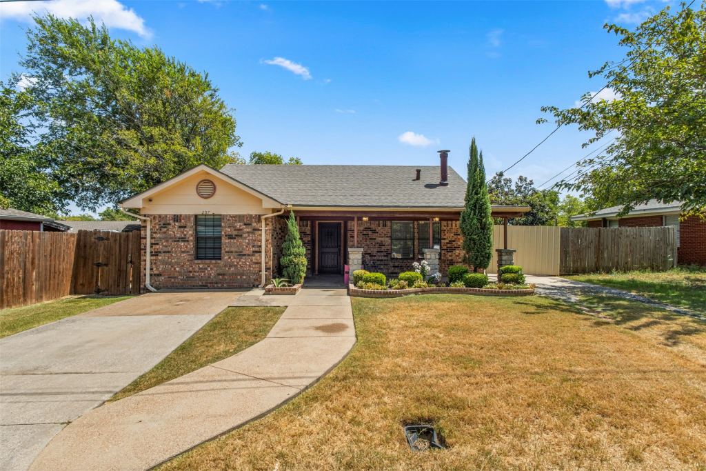 207 Washington Avenue, Saginaw, TX 76179 — photo 1