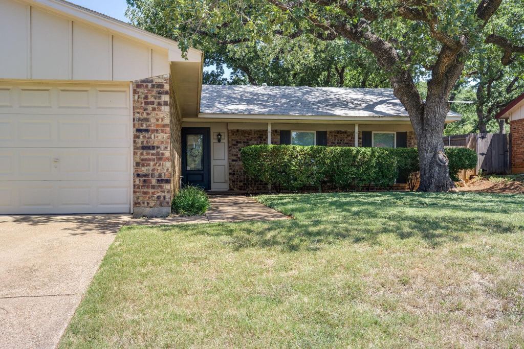 2101 Warwick Drive, Arlington, TX 76015 — photo 1