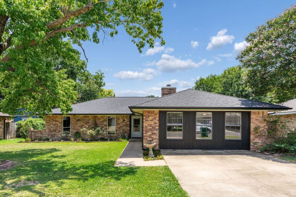 110 Bryn Mawr Lane, Waxahachie, TX 75165 — photo 1