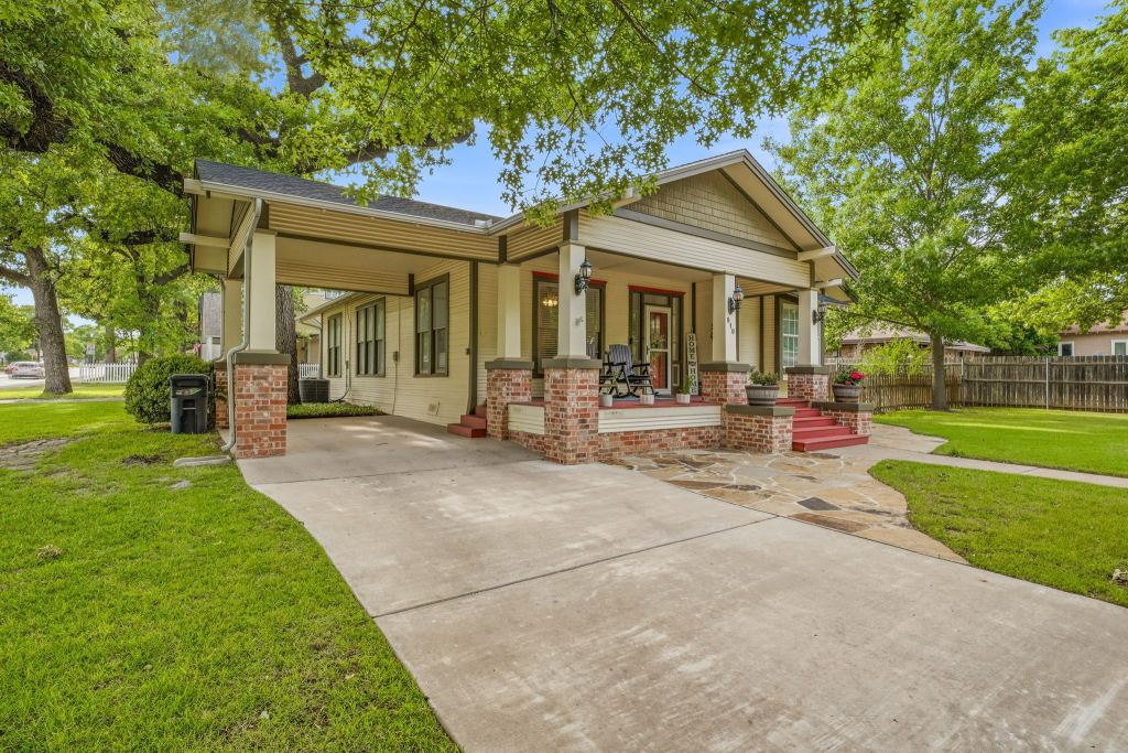 910 S Waco Street, Weatherford, TX 76086 — photo 1