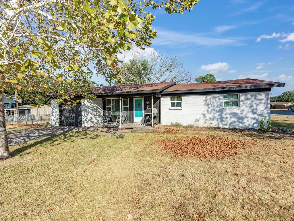 1306 Hulme Street, Bowie, TX 76230 — photo 1