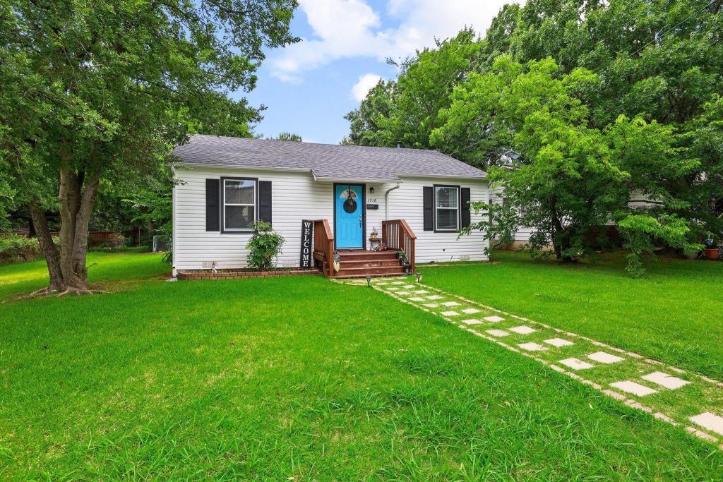 1718 N Shannon Street, Sherman, TX 75092 — photo 1