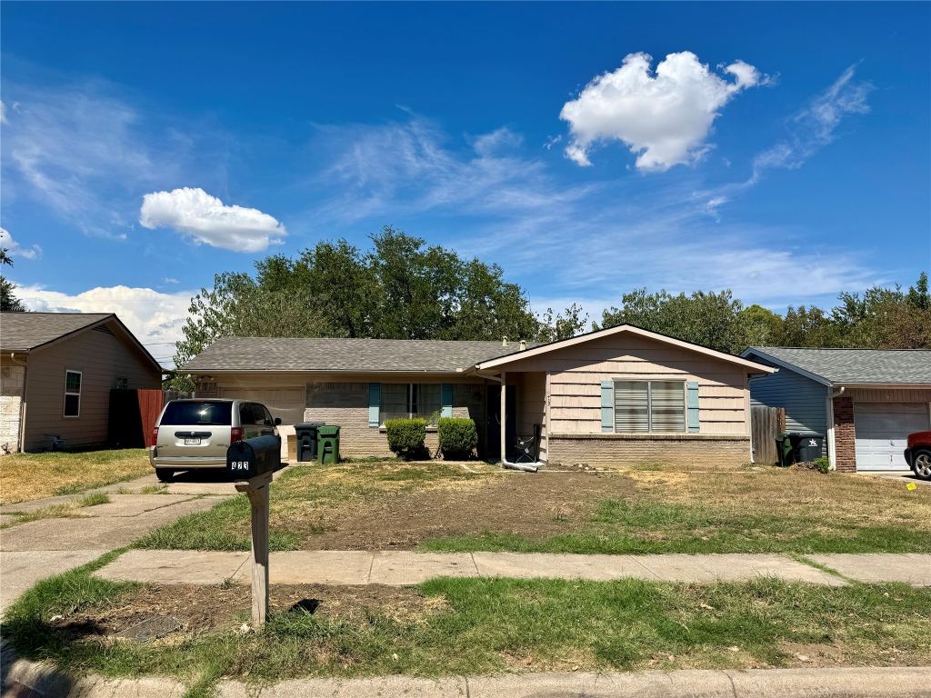 423 E Lavender Lane, Arlington, TX 76010 — photo 1