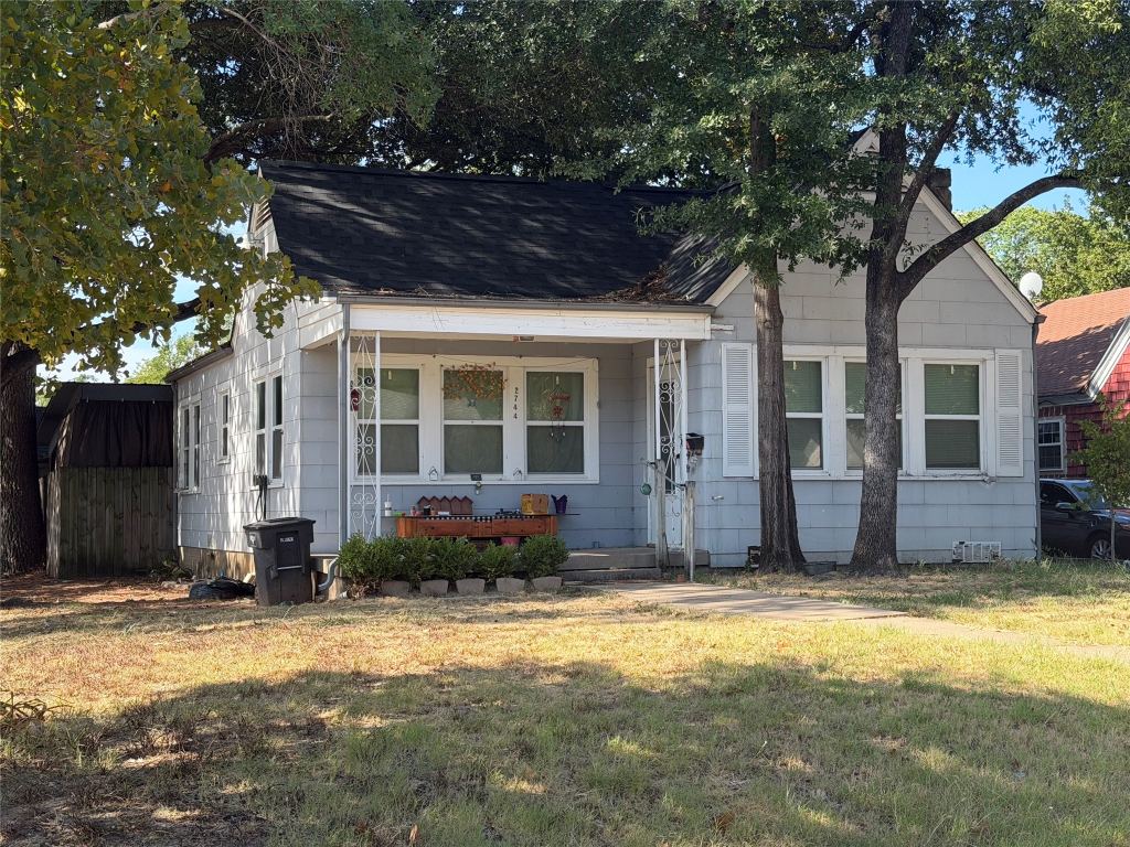 2744 Honeysuckle Avenue, Fort Worth, TX 76111 — photo 1