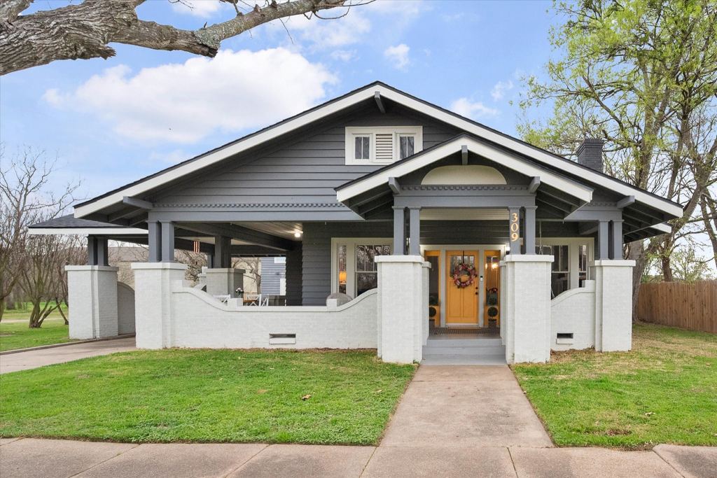 309 S Avenue B, Wortham, TX 76693 — photo 1