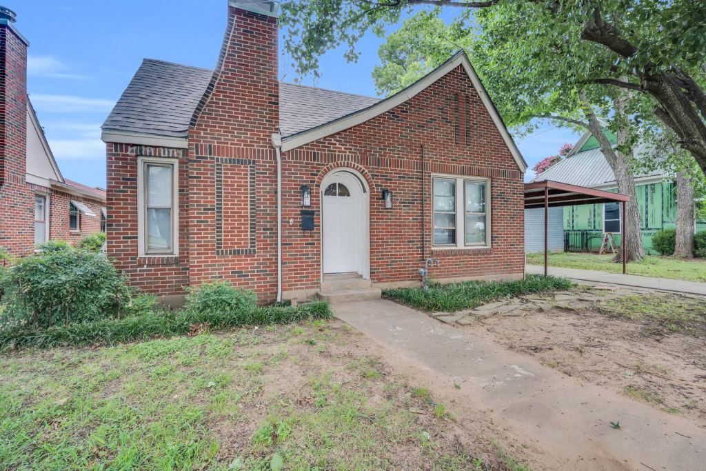 721 W Chambers Street, Cleburne, TX 76033 — photo 1