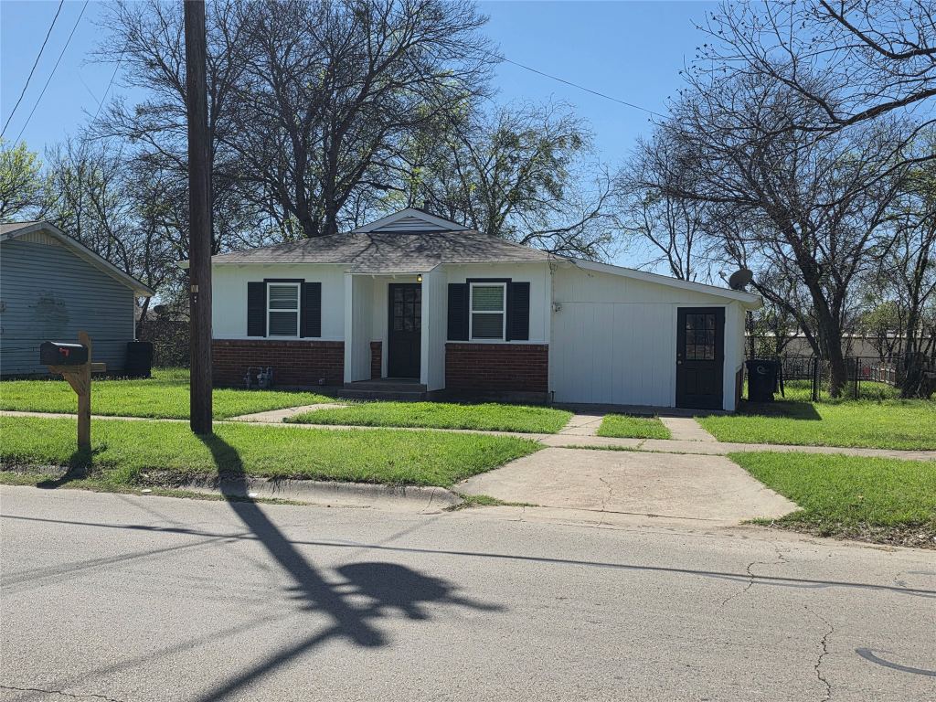 1207 N Anglin Street, Cleburne, TX 76031 — photo 1