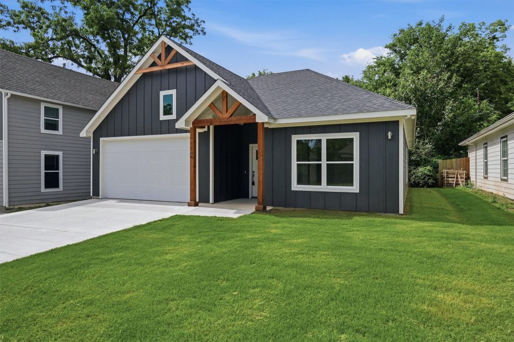 110 W Hull Street, Denison, TX 75021 — photo 1