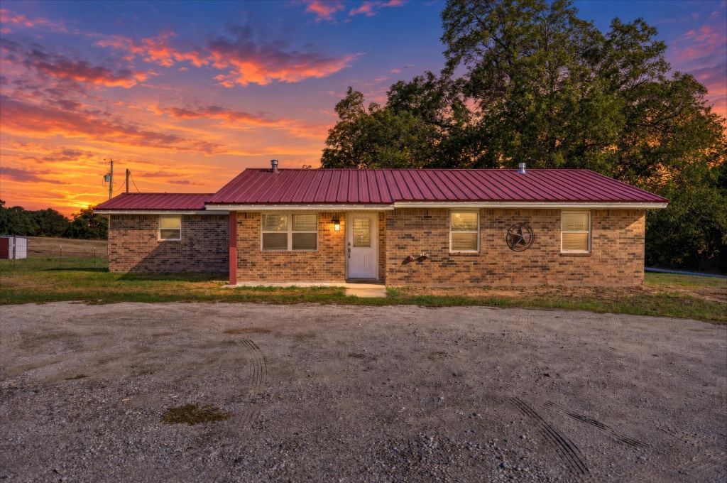 504 W Clay Street, Montague, TX 76251 — photo 1