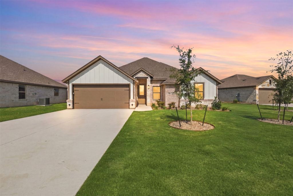 728 Raylan Street, Springtown, TX 76082 — photo 1