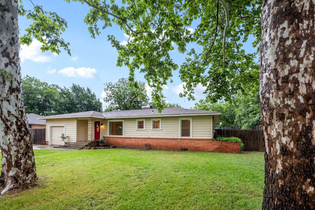 421 S 1st Street, Krum, TX 76249 — photo 1
