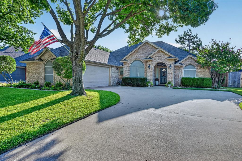 7312 Cottonwood Court, North Richland Hills, TX 76182 — photo 1