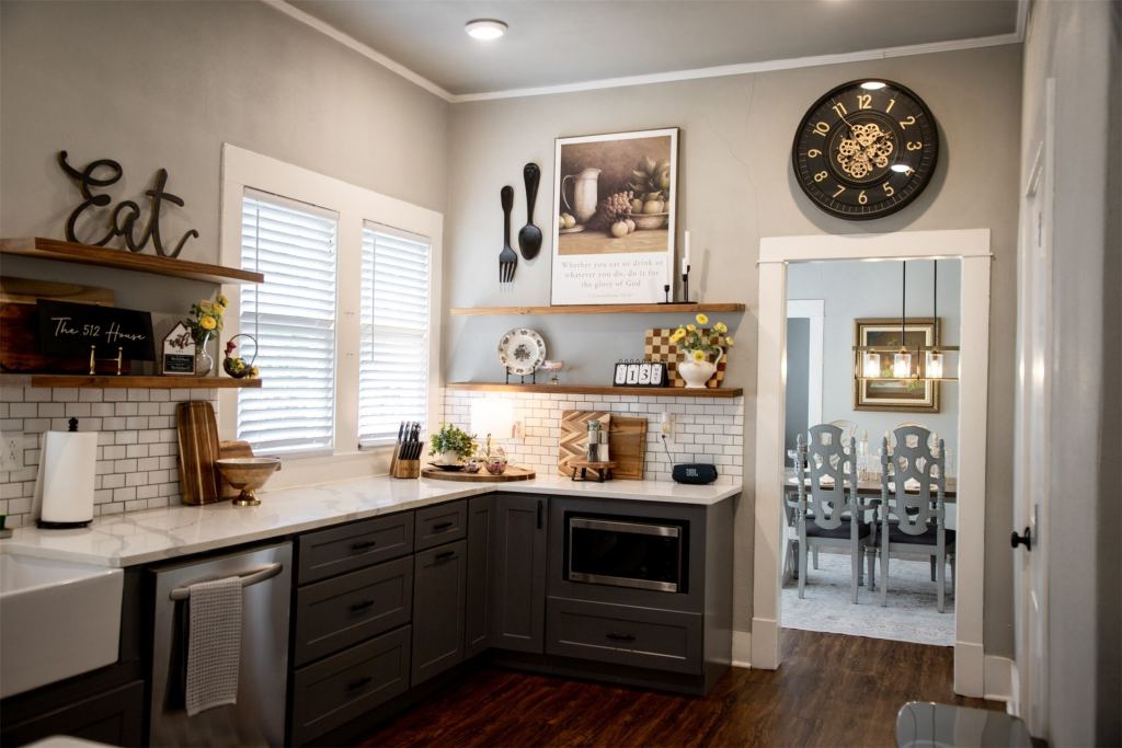 512 N College Street, Waxahachie, TX 75165 — photo 1