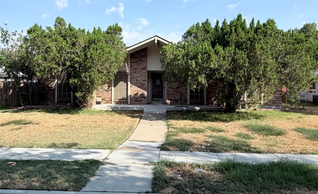 826 Pinoak Drive, Grand Prairie, TX 75052 — photo 1