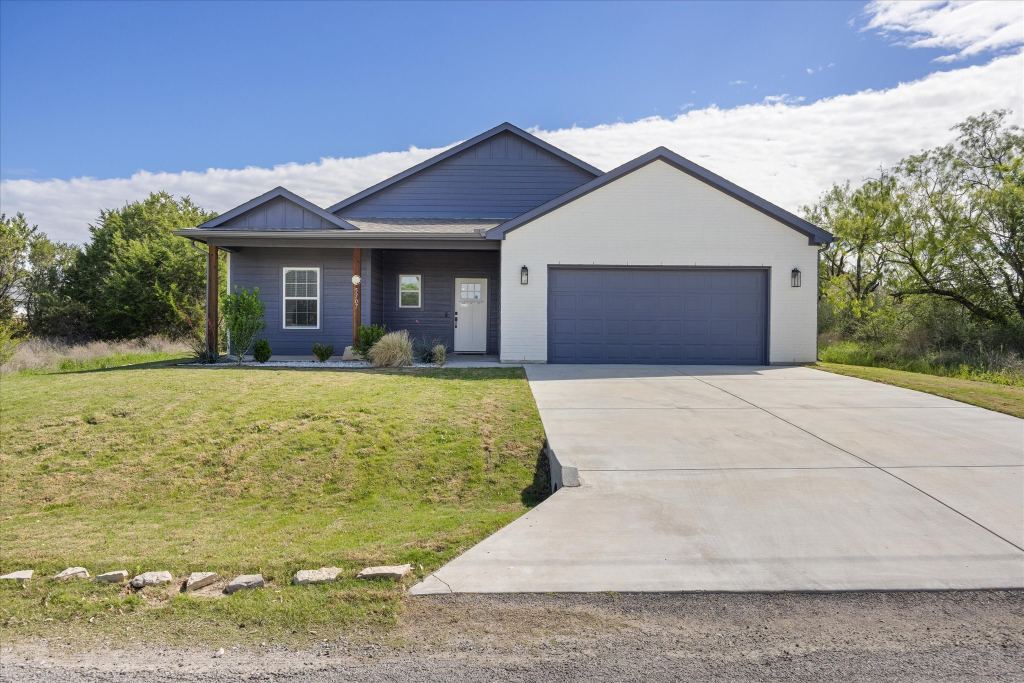 5707 Stonegate Circle, Granbury, TX 76048 — photo 1