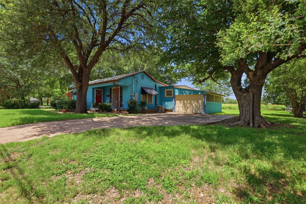 902 W Bridge Street, Granbury, TX 76048 — photo 1