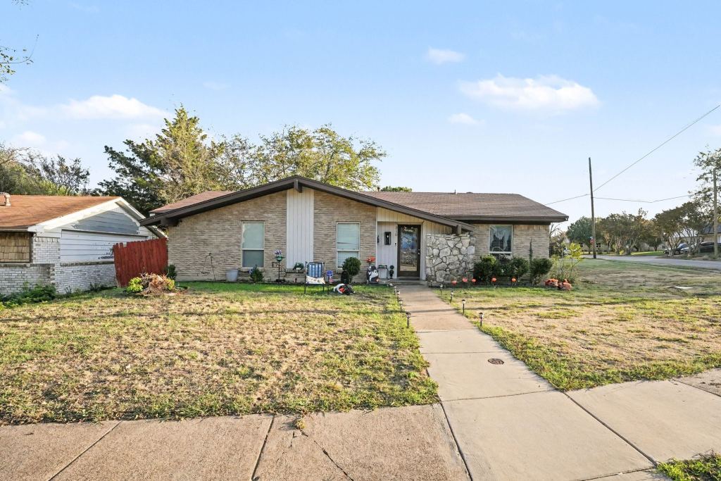 310 Blueberry Drive, Duncanville, TX 75116 — photo 1