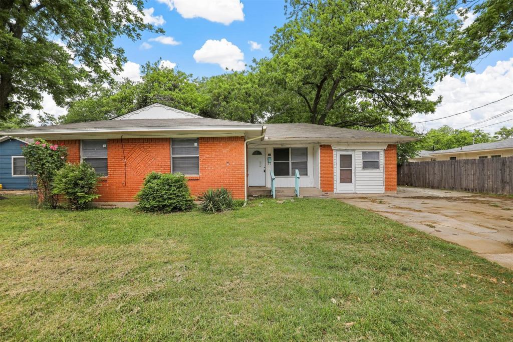 711 N Carroll Boulevard, Denton, TX 76201 — photo 1