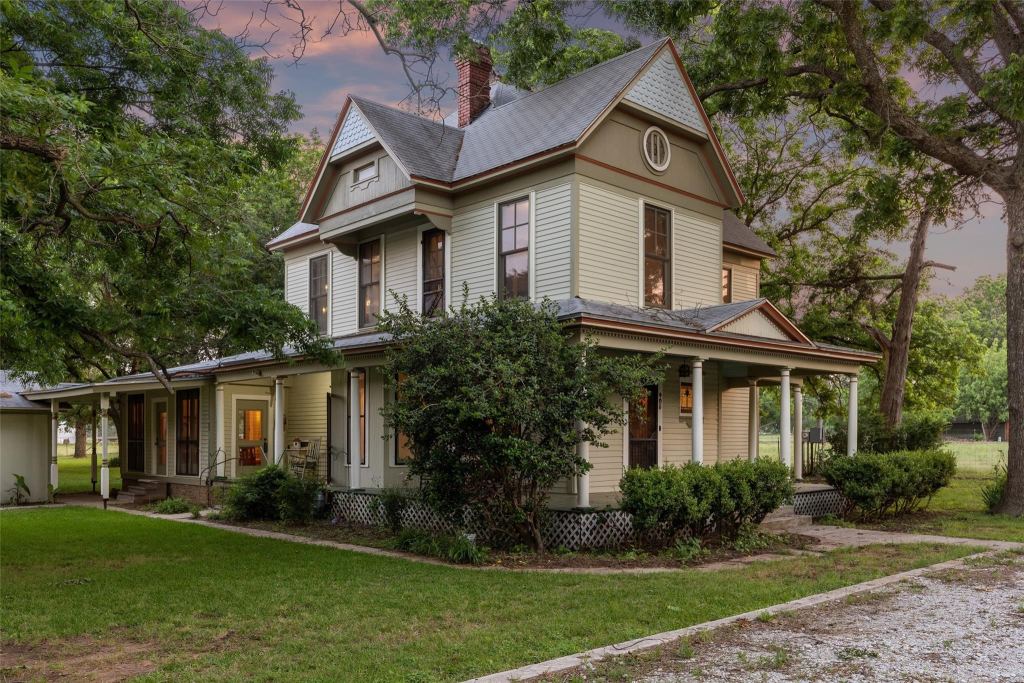 405 W Clifton Street, Pilot Point, TX 76258 — photo 1