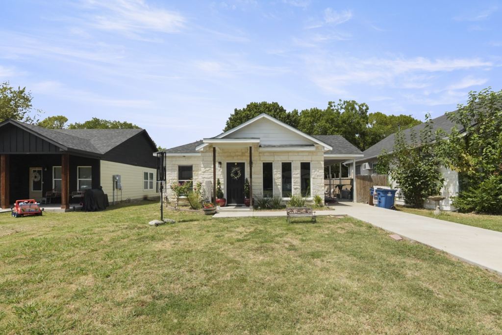110 E COLLEGE Avenue, Corsicana, TX 75110 — photo 1