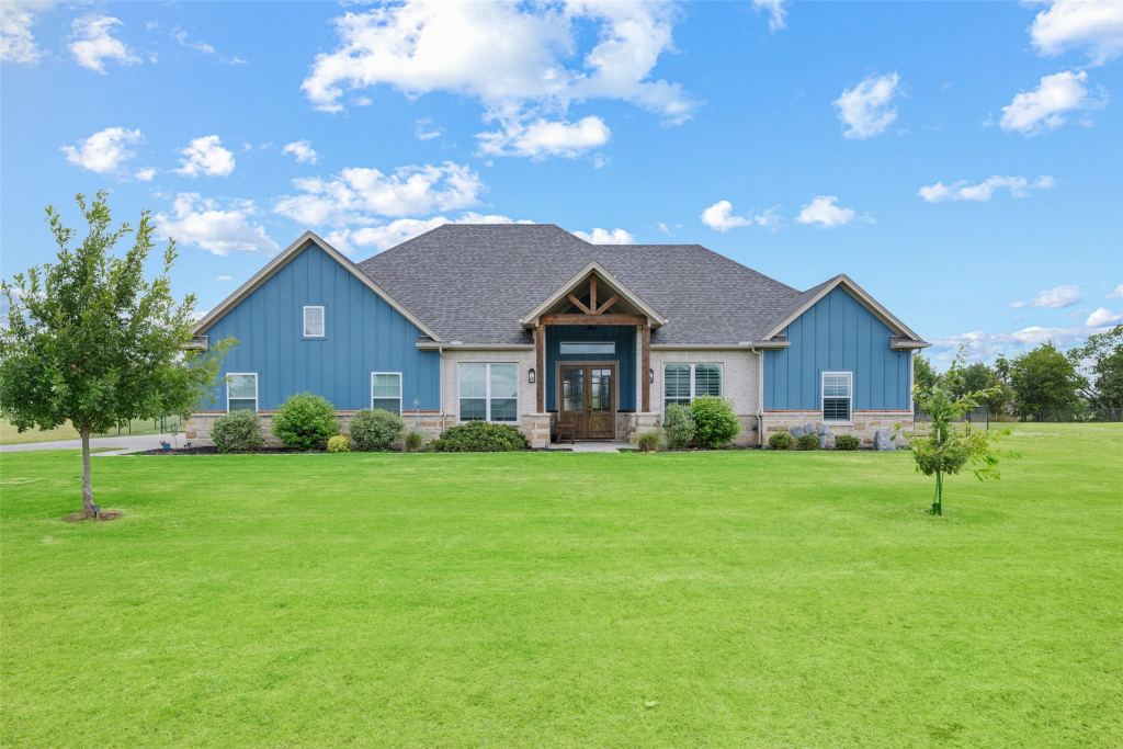 140 Clayton Crossing, Springtown, TX 76082 — photo 1