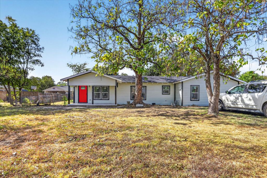 613 W Main Street, Crowley, TX 76036 — photo 1