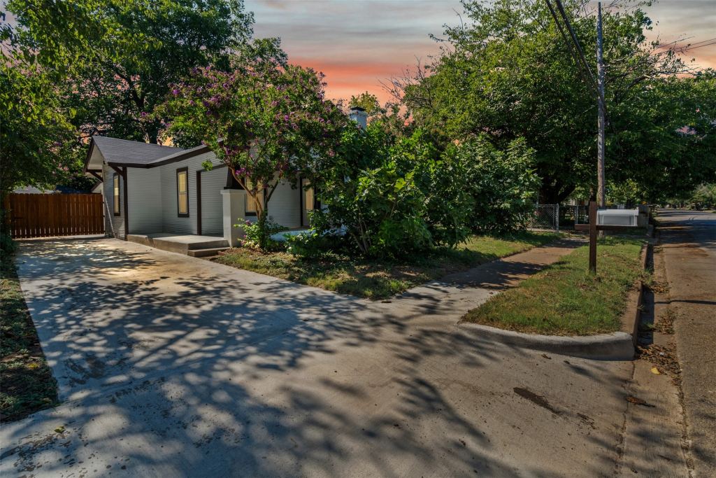 709 N Buffalo Avenue, Cleburne, TX 76033 — photo 1