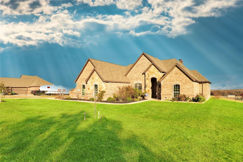 694 Jennings Lane, Azle, TX 76020 — photo 1