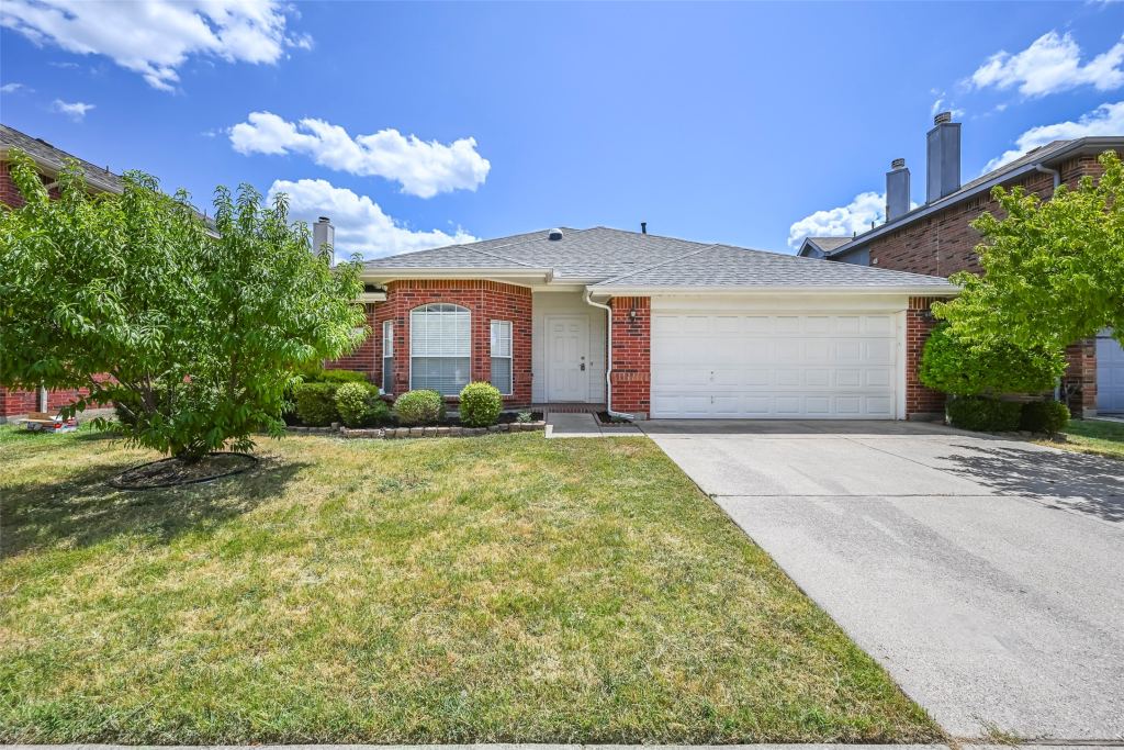 216 Quail Trail Lane, Arlington, TX 76002 — photo 1