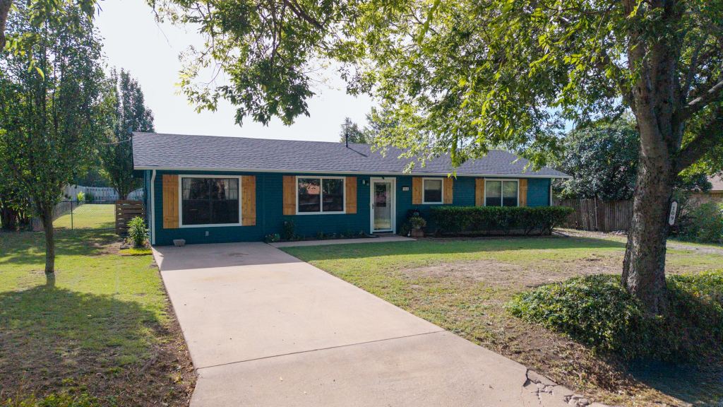 109 S Shaw Street, Tom Bean, TX 75489 — photo 1