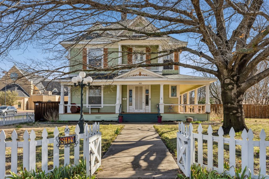 819 S Crockett Street, Sherman, TX 75090 — photo 1
