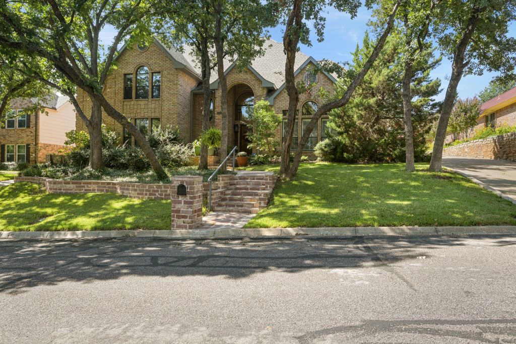 2104 Emerald Lake Drive, Arlington, TX 76013 — photo 1