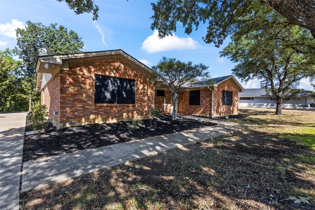 909 Robertson Road, Grand Prairie, TX 75050 — photo 1