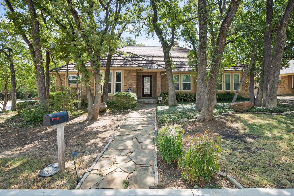 1919 Creek Wood Drive, Arlington, TX 76006 — photo 1