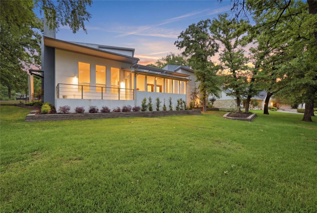 316 Comanche Drive, Lake Kiowa, TX 76240 — photo 1
