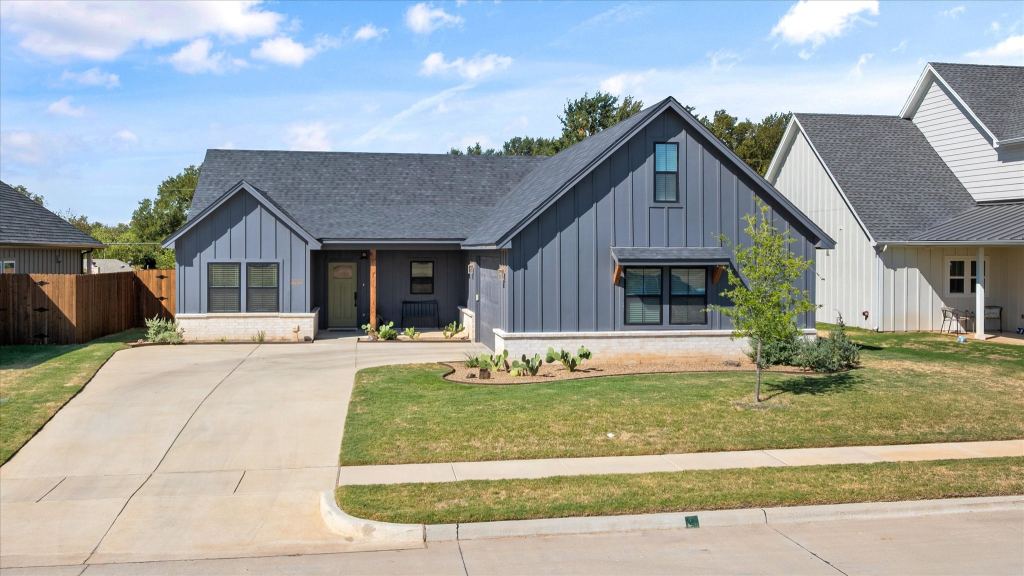 2040 Salina Circle, Granbury, TX 76048 — photo 1