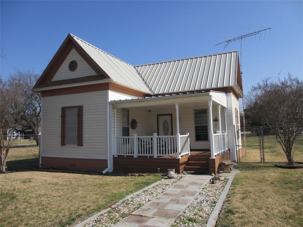 608 N Colorado Street, Whitney, TX 76692 — photo 1