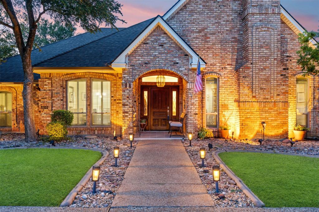 809 Shady Creek Drive, Kennedale, TX 76060 — photo 1