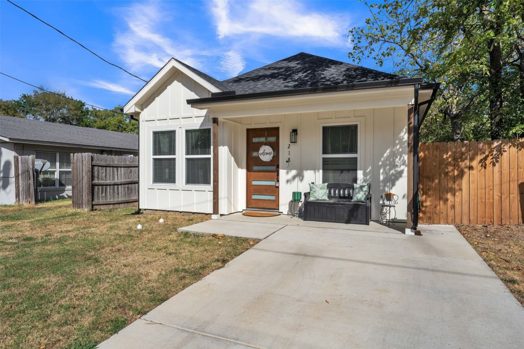 218 Locust Street S, Sulphur Springs, TX 75482 — photo 1