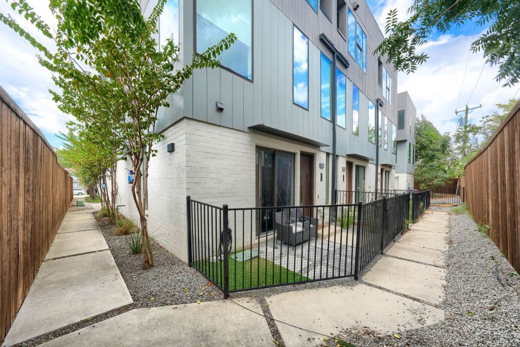 320 Mathey Court, Dallas, TX 75208 — photo 1