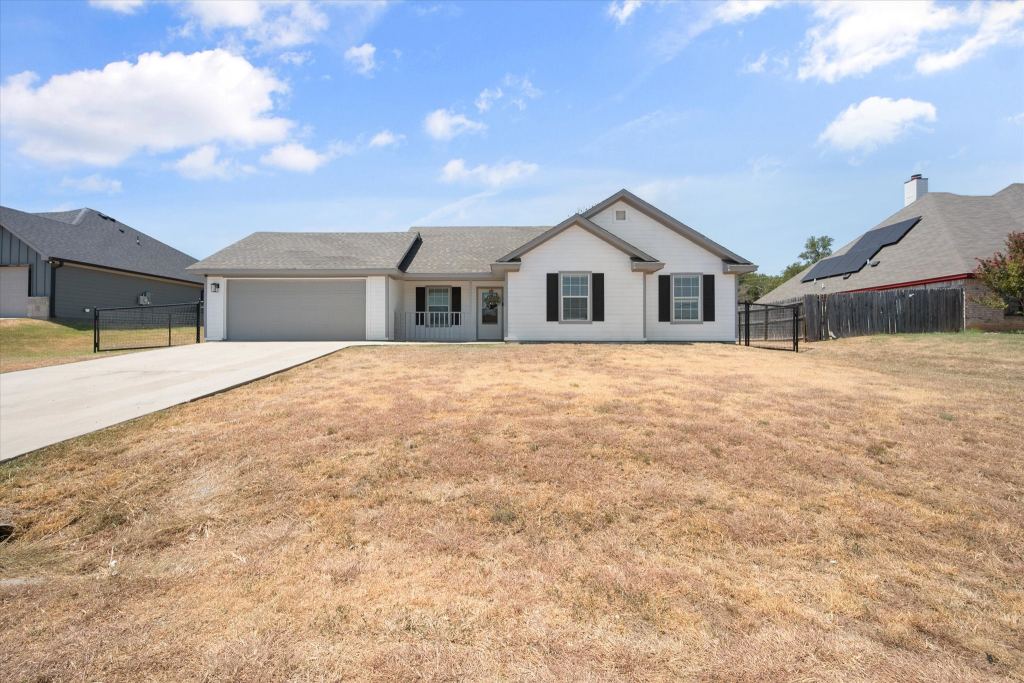 624 Lunar Circle, Granbury, TX 76049 — photo 1