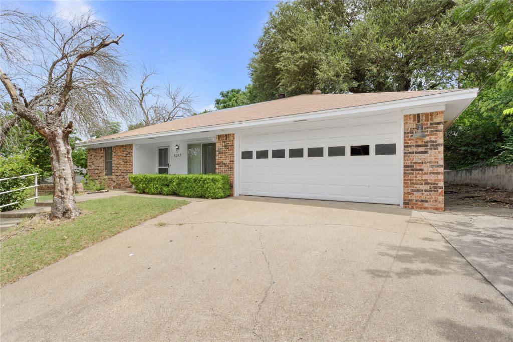 1017 Wedgewood Drive, Woodway, TX 76712 — photo 1