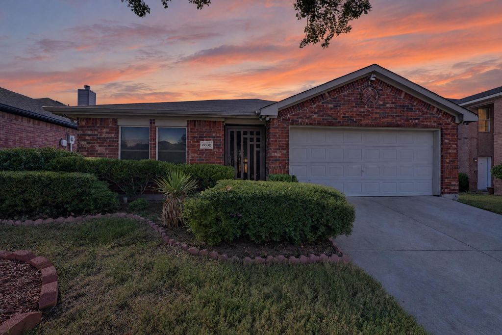 2832 Trailhouse Drive, Dallas, TX 75237 — photo 1
