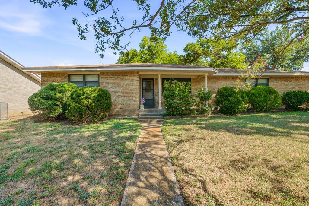 904 Spanish Trail Drive, Granbury, TX 76048 — photo 1