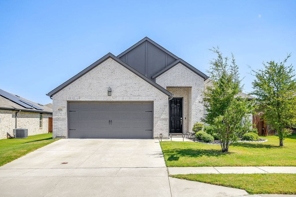 421 Escondido Street, Weatherford, TX 76087 — photo 1