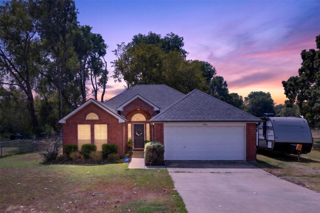 304 Daisy Road, Midlothian, TX 76065 — photo 1