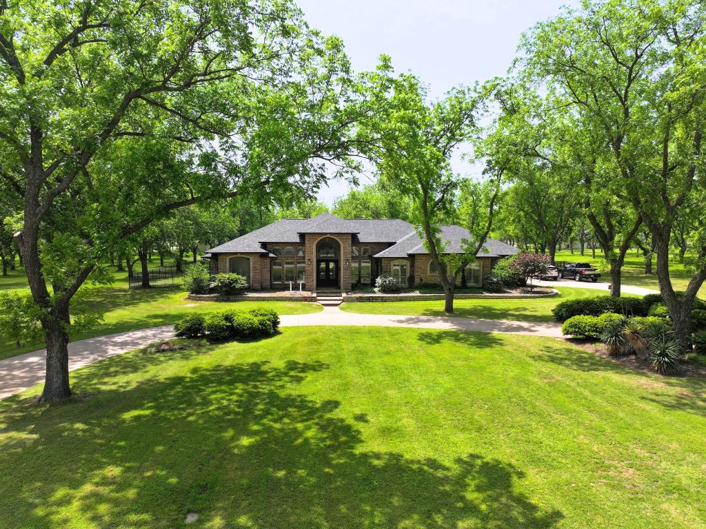 8810 S Hampton Drive, Granbury, TX 76049 — photo 1