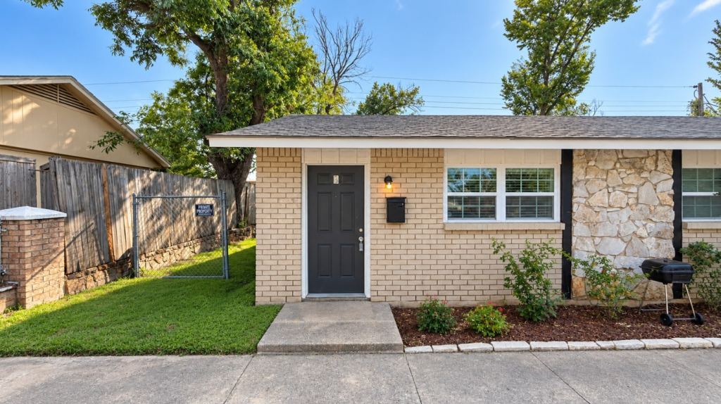 211 Skyway Drive 8, Euless, TX 76040 — photo 1