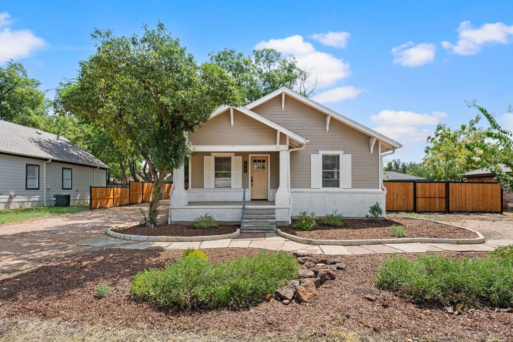 607 N Church Street, Pilot Point, TX 76258 — photo 1