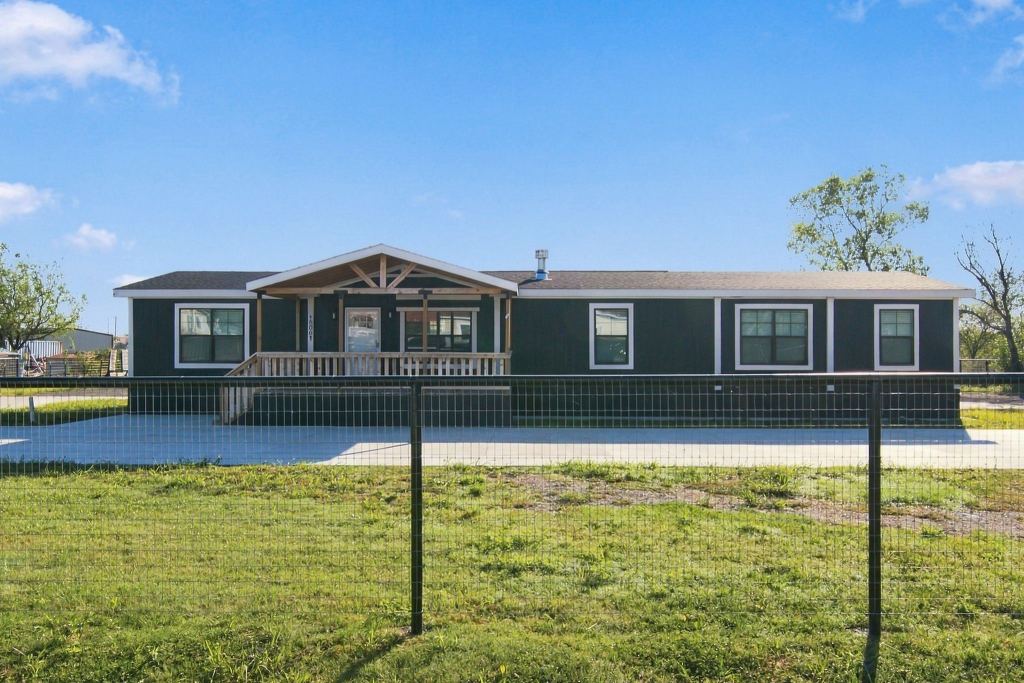 18061 Cindys Lane, Justin, TX 76247 — photo 1